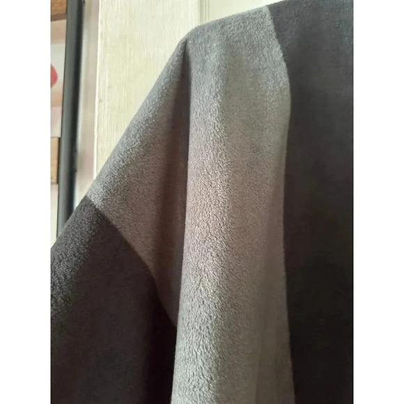 Women’s size x-large black and gray poncho - Picture 3 of 6